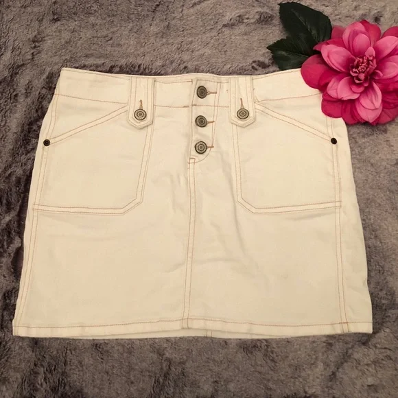 Express white denim mini skirt w/ buttons 5/6 - Picture 2 of 9